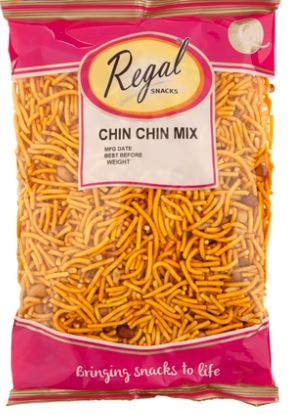 Regal Chin Chin Mix 375g in a pink packet, featuring crunchy savoury noodles, peanuts, lentils, cashew nuts and spices, available at AfroFresh Poland.